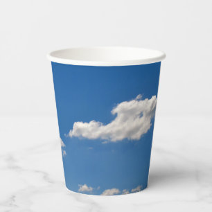 Gobelets En Papier Le ciel est bleu et les nuages blancs passent