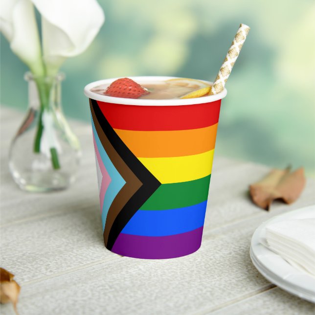 Gobelets En Papier LGBTQ & Pride - drapeau de progression arc-en-ciel (Insitu)