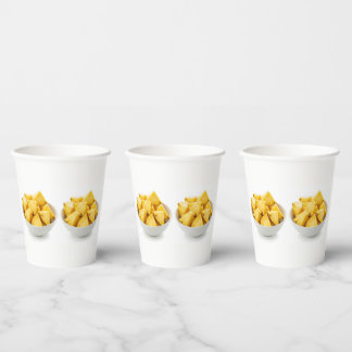 Gobelets En Papier morceaux d'ananas dans un bol