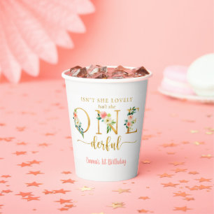 Gobelets En Papier N'est-elle pas la fête d'anniversaire de la fille
