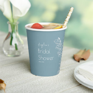 Gobelets en papier pour une douche de mariée.