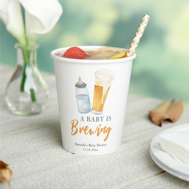 Gobelets En Papier Un bébé brasse une bouteille Baby shower de bière (Insitu)