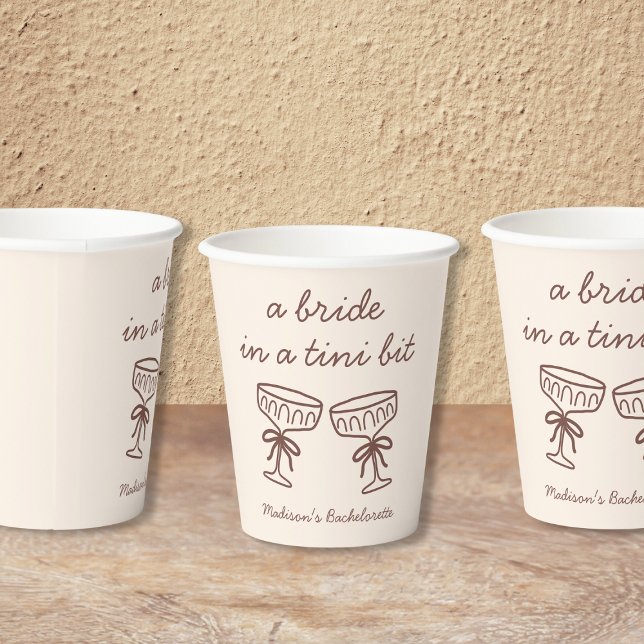 Gobelets En Papier Une Mariée Dans Un Tout Petit Martini Espresso de  (A Bride In A Tini Bit Espresso Martini Bach Party Paper Cups)
