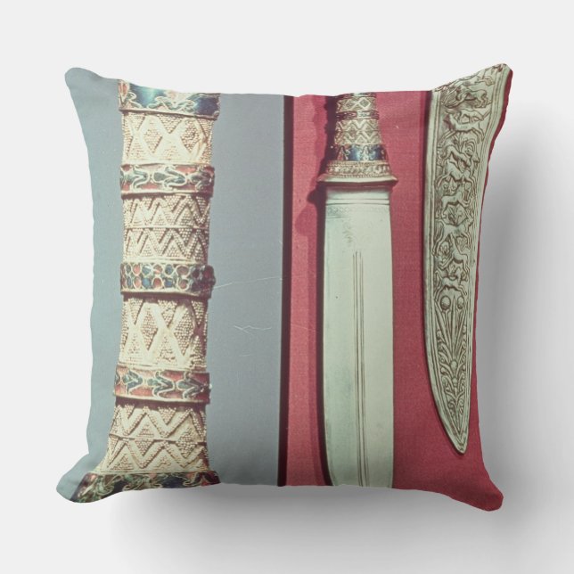 Gold dagger and sheath, Tutankhamun treasure, c.13 Throw Pillow (Front)