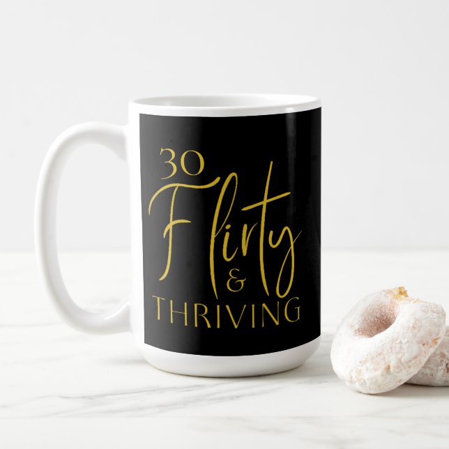 Gold Script 30 Flirty prospère Mug d'anniversaire (Avec donut)