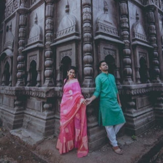 Golden Geometric Design iPhone Case– Elegant Gold 15 Case