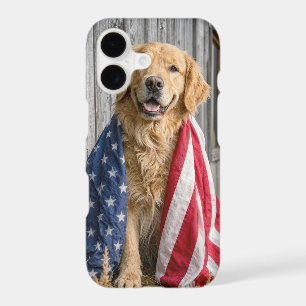 Golden Retriever drapé dans un drapeau américain