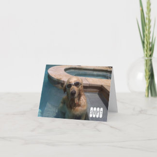 Golden retriever nageant la carte d'anniversaire