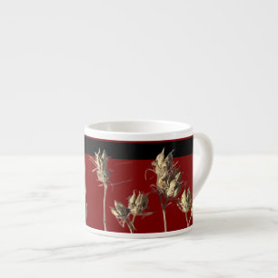 Gousses de graines sur un mug espresso