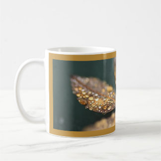 Gouttes de pluie sur la tasse de feuille