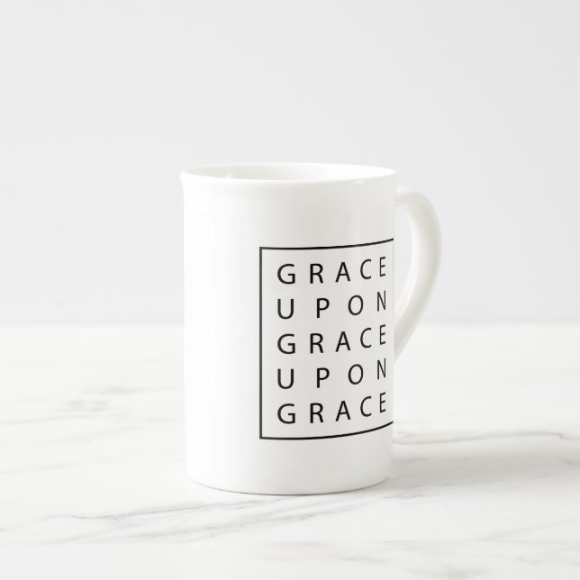 Grâce sur la tasse moderne d'écriture sainte de (Devant droit)