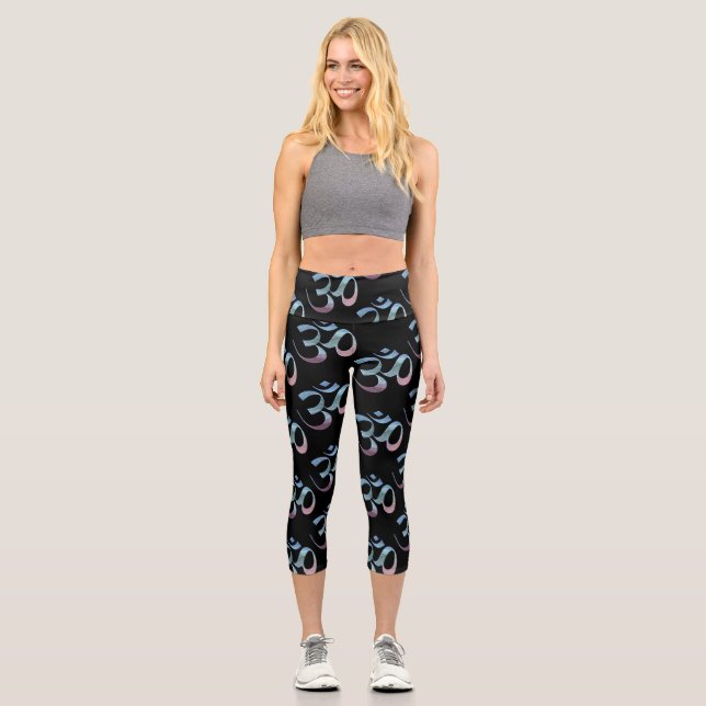 Gradient Om Scattered Black Background Capri Leggings (Front)