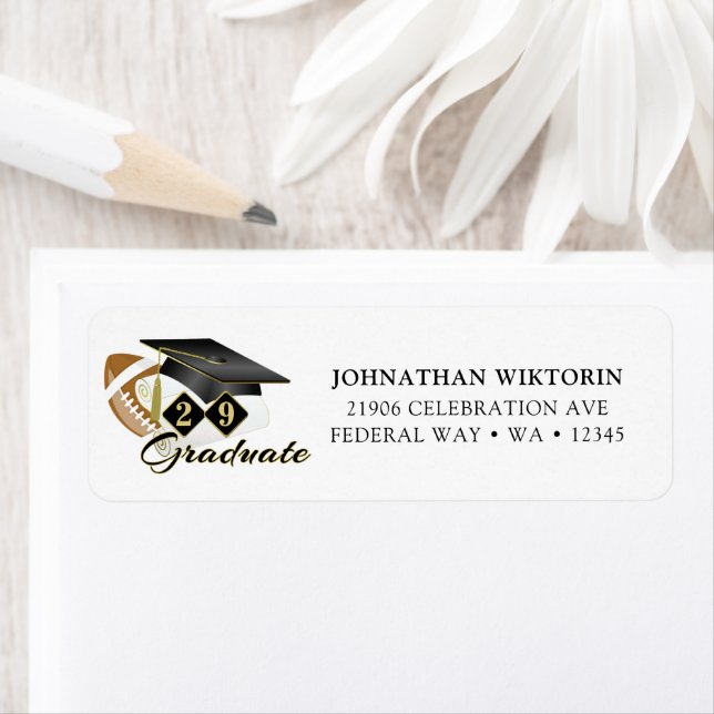 Graduation Cap Black Gold Football Adresse de reto (En situation)
