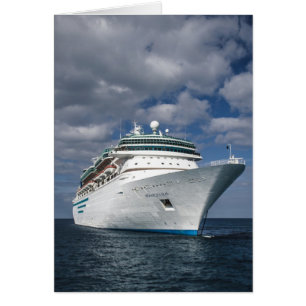 Grand bateau de croisière blanc