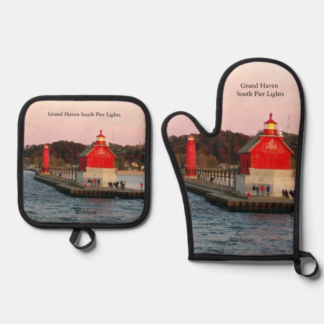 Grand Haven South Pier Lights Oven Mitt & Pot Holder Set (Front)