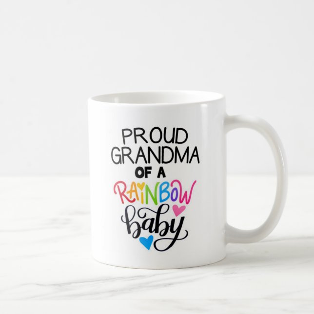 Grand-maman fière d'une tasse de tasse de bébé (Droite)