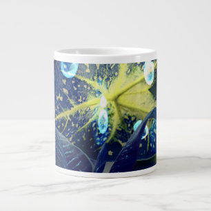 Grand mug à feuille botanique avec gouttelettes d'