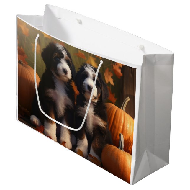Grand Sac Cadeau Bernedoodle Chiot Automne Citrouille de plaisir (Devant Angle)