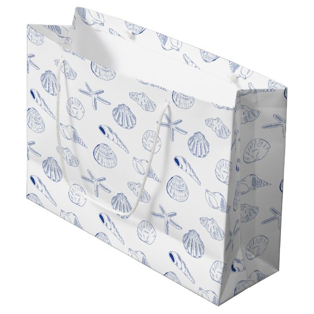 Grand Sac Cadeau Bleu blanc Main dessinée Sea Shells Plage Été (Devant Angle)