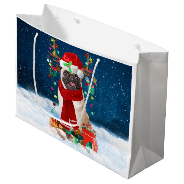 Grand Sac Cadeau Chien carlin en neige avec cadeaux de Noël (Devant Angle)
