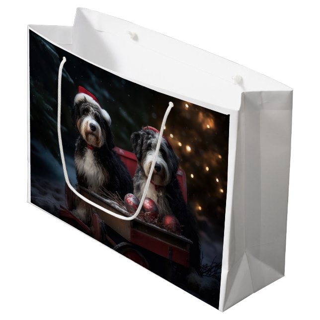 Grand Sac Cadeau Décor de Noël Bernedoodle Snowy Sleigh (Devant Angle)