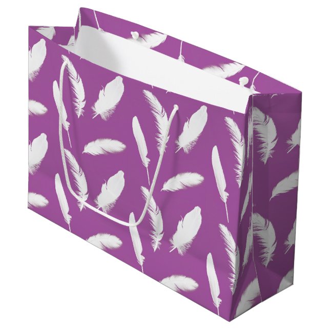 Grand Sac Cadeau Empreinte de plumes blanches sur améthyste violet (Devant Angle)