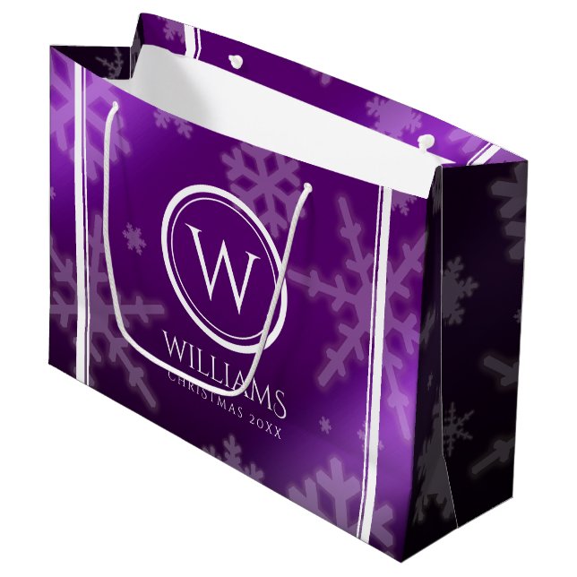 Grand Sac Cadeau Festif Violet Foil Snowflakes Nom du monogramme (Devant Angle)