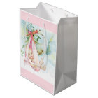 Fille de bébé à cigogne rose