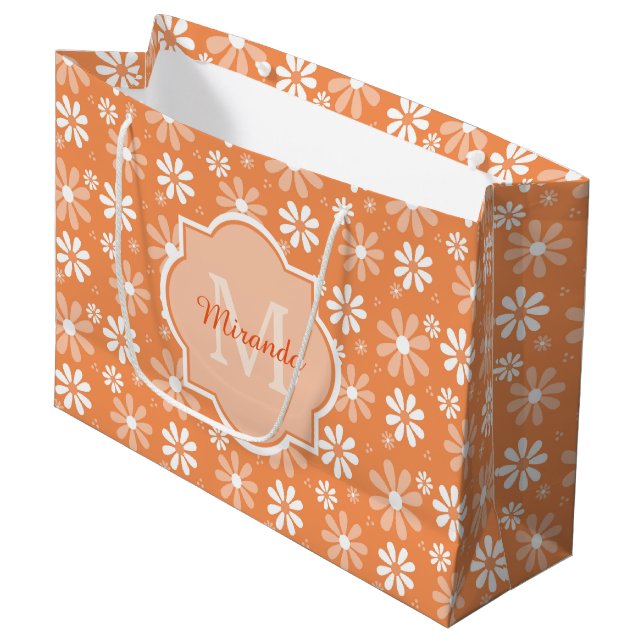 Grand Sac Cadeau Fille Monogramme mignon Orange Daisy Fleurs et nom (Devant Angle)