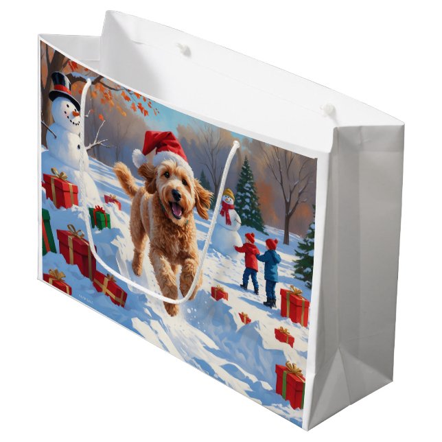 Grand Sac Cadeau Goldendoodle Courir en neige avec Casquette de Noë (Devant Angle)