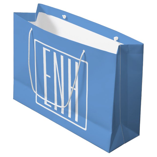 Grand Sac Cadeau Gras moderne 3 initiales Monogramme | Bleu doux (Devant Angle)