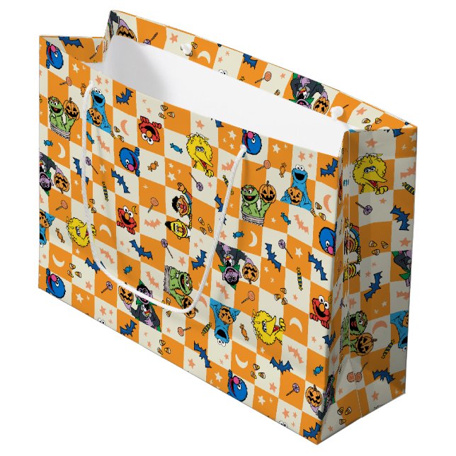 Grand Sac Cadeau Halloween rue Sésame À damiers Motif (Devant Angle)