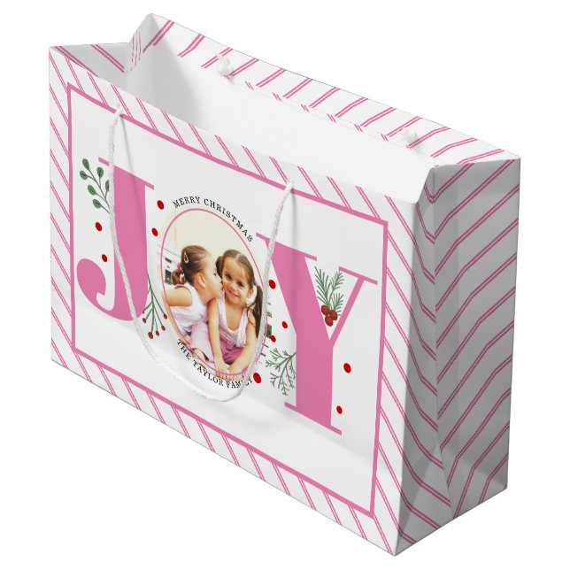 Grand Sac Cadeau Joie rose avec baies photo de Noël et rayures (Devant Angle)
