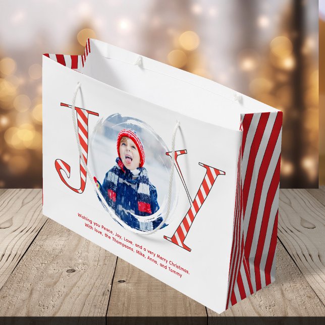 Grand Sac Cadeau Joyeux Noël rouge et blanc Personnalisé (Christmas Joy Typography Photo Large Gift Bag. With red and white candy cane stripes.)