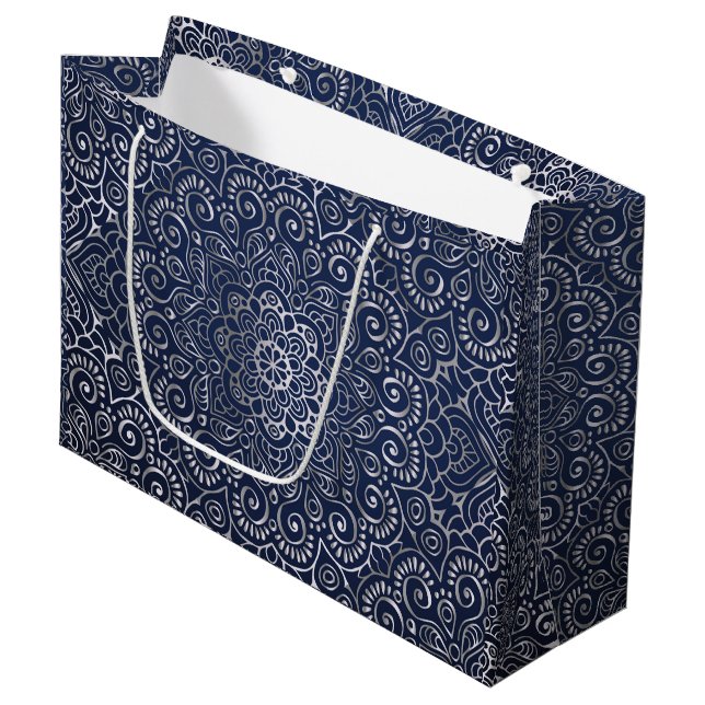 Grand Sac Cadeau Mandala en argent (Devant Angle)