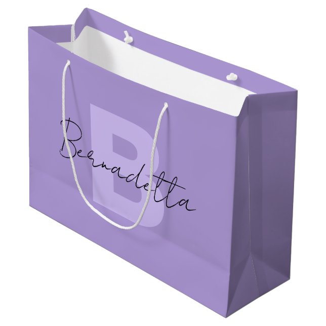 Grand Sac Cadeau Pastel Purple | Élégant script de nom manuscrit (Devant Angle)