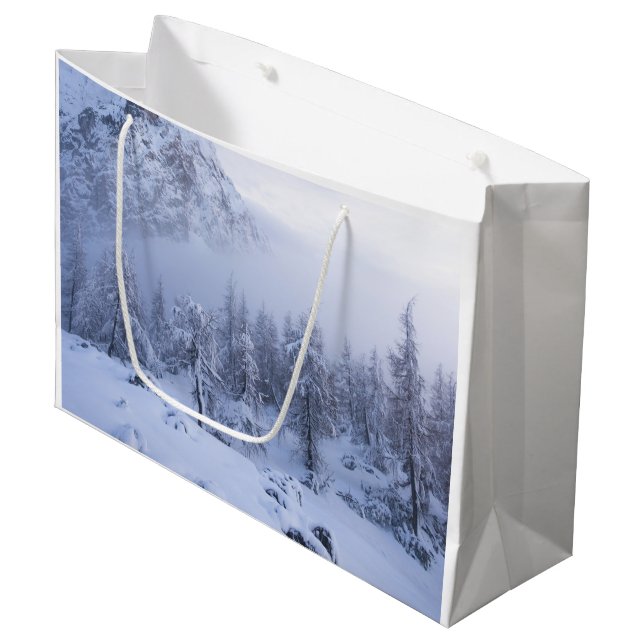 Grand Sac Cadeau Pays merveilleux d'hiver, brouillard, forêt d'épin (Devant Angle)