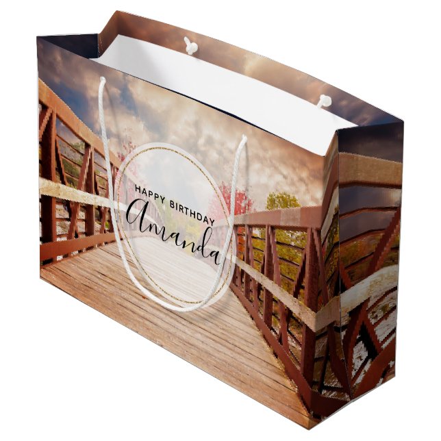 Grand Sac Cadeau Pont rustique en bois dans le pays Anniversaire (Dos Angle)