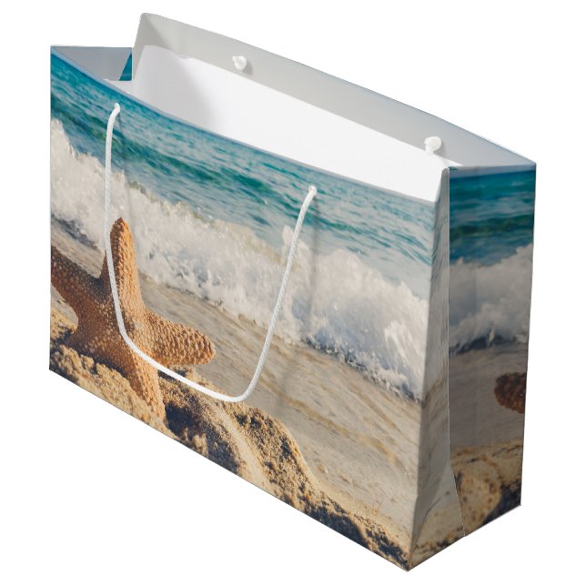 Grand Sac Cadeau Starfish sur une plage de sable Photo (Devant Angle)
