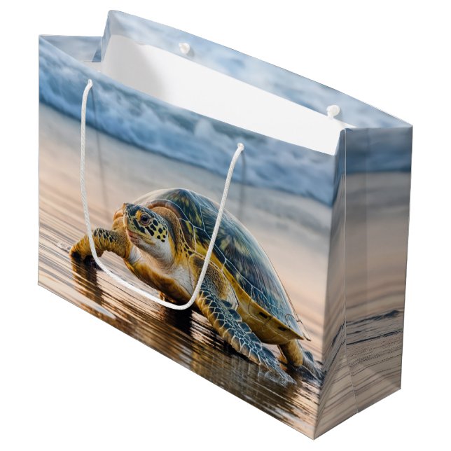 Grand Sac Cadeau Tortue Marchant Sur Le Sable De Plage Humide (Devant Angle)