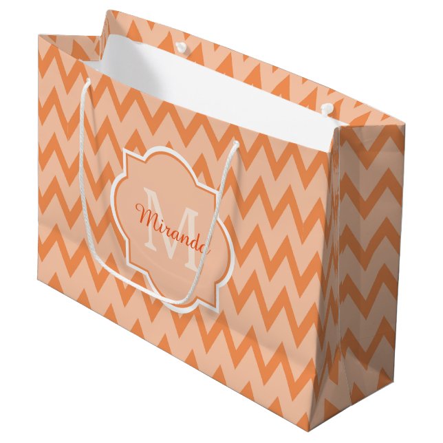 Grand Sac Cadeau Trendy Orange Chevron Zigzag Nom et Monogramme (Devant Angle)