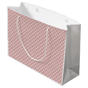 Grand Sac Cadeau Un tapis à motifs rouges et bruns repose sur