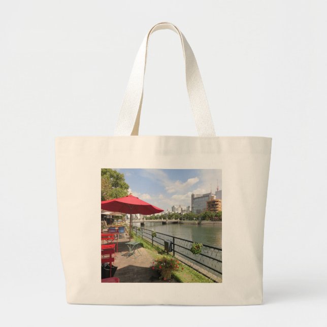 GRAND TOTE BAG 広島市。京橋川沿いのオープンカフェにて。 (Devant)