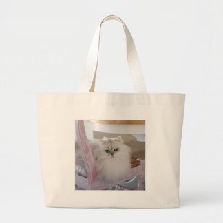 Grand Tote Bag Chat perse blanc sur une chaise rose