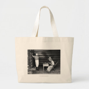 Grand Tote Bag Cuisinier observant un cowboy jouer aux cartes