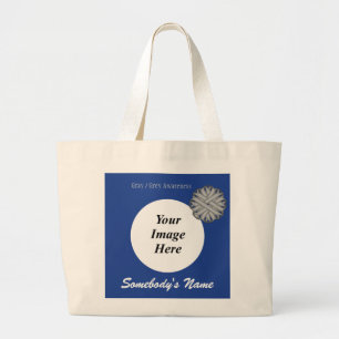 Grand Tote Bag Ruban de fleurs grises Modèle par Kenneth Yoncich