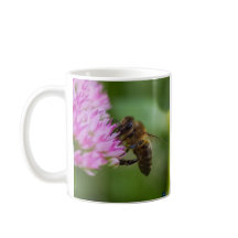 Grande abeille sur une tasse