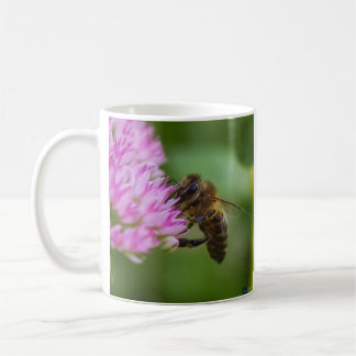 Grande abeille sur une tasse
