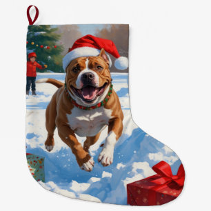 Grande Chaussette De Noël Chien Pitbull courant dans la neige avec un chapea