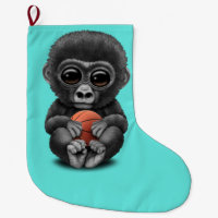 Gorille mignon de bébé jouant avec le basket-ball